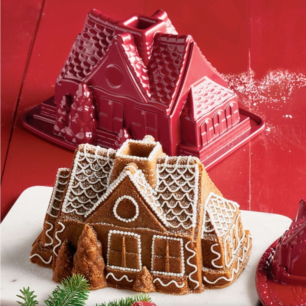 Nordic Ware Gingerbread House Bundt Cake Pan Dish Red Holiday Cast Aluminum